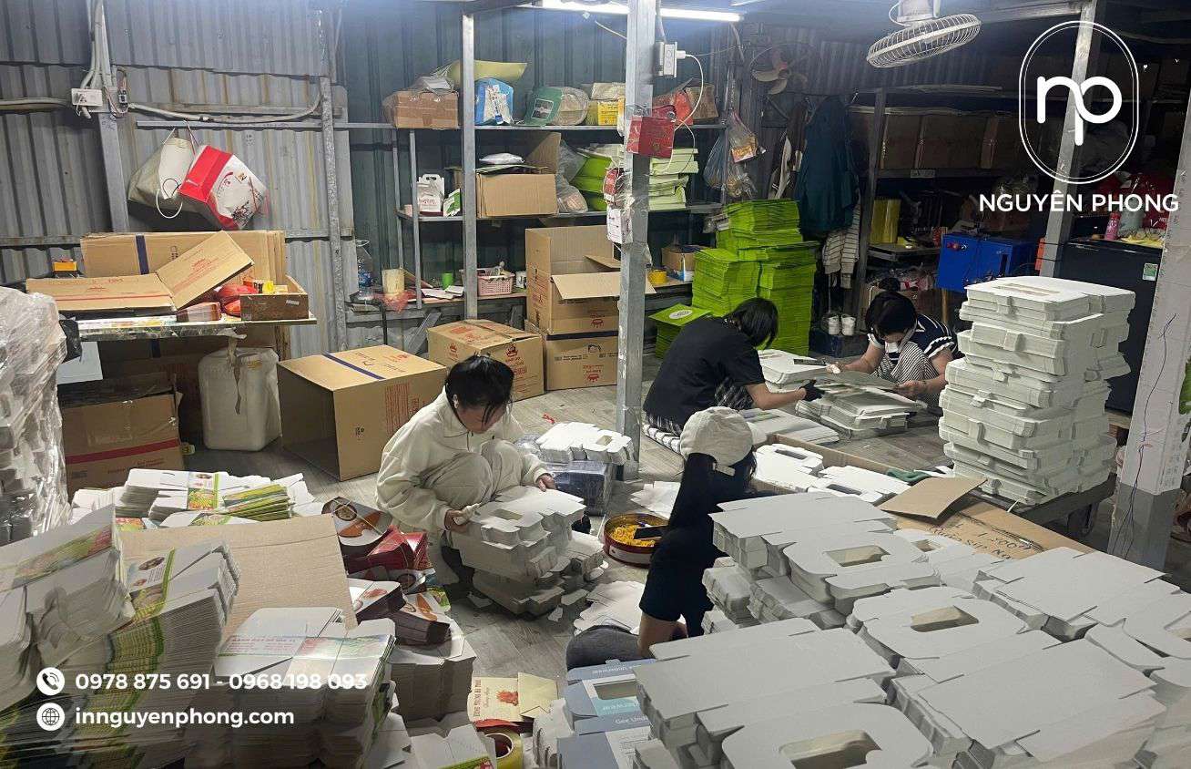 Nguyên Phong gia công thủ công từng nắp hộp 
